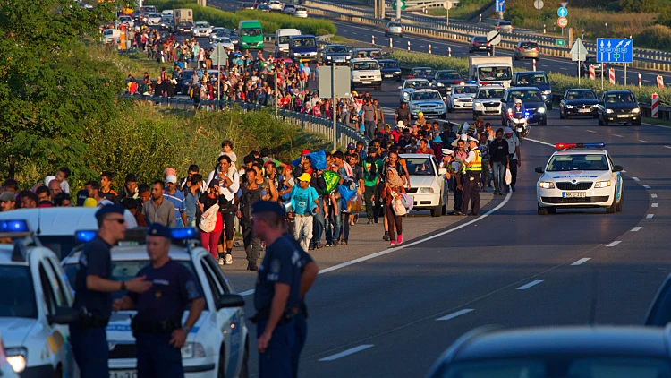מהגרים צועדים מבודפשט לאוסטריה