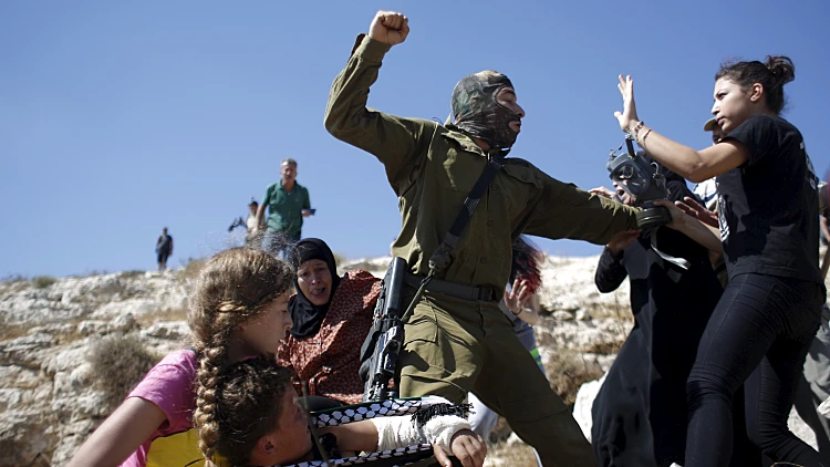 פלסטינים תוקפים חייל שעצר ילד בנבי סאלח