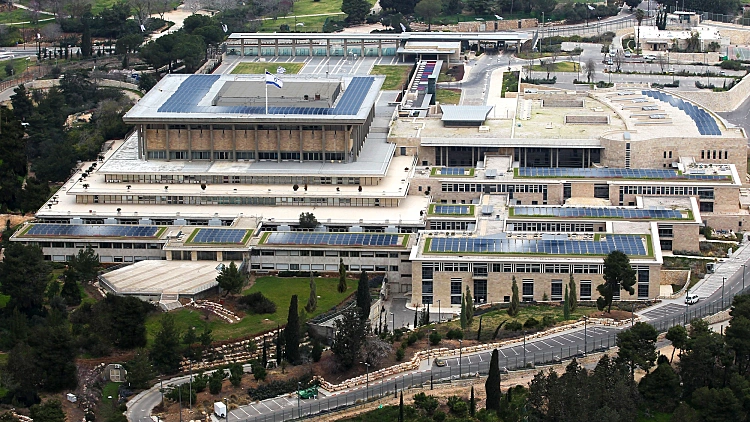 הדמיה של בניין הכנסת עם קולטנים סולאריים על הגג, על פי יוזמה של יושב ראש הכנסת יולי אדלשטיין