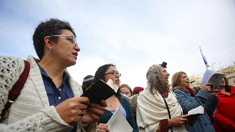 פעילות "נשות הכותל" בתפילה