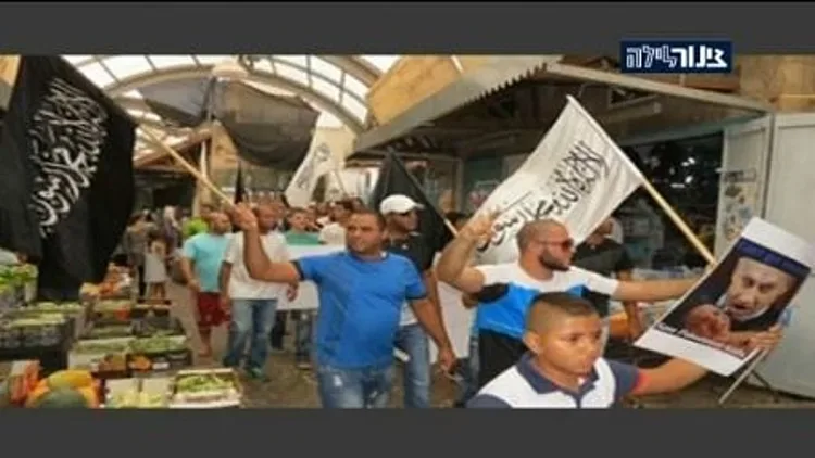 דגלי דעא"ש בהפגנה בעכו, צילום מסך מתוך צינור לילה