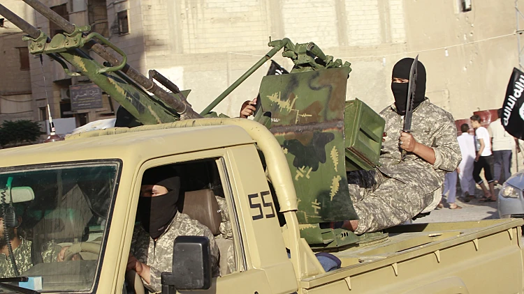 מצעד צבאי של ארגון דאעש בעיר רקה שבסוריה