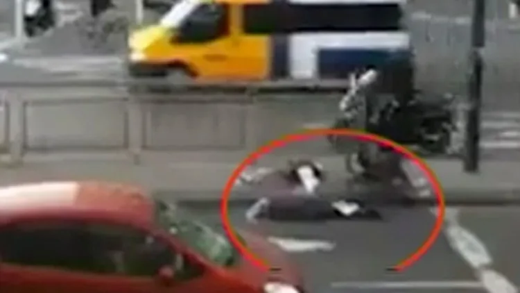 אדם שוכב באמצע הכביש בתל אביב