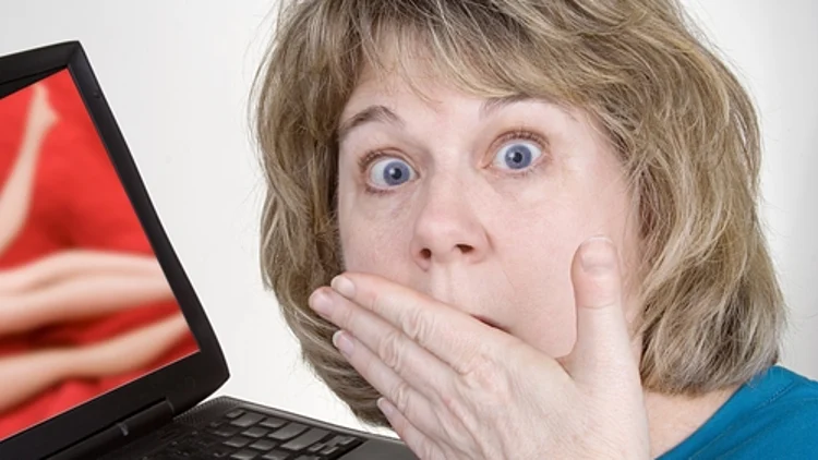 אשה מתפלאת על תמונות אירוטיות שהיא מוצאת במחשב