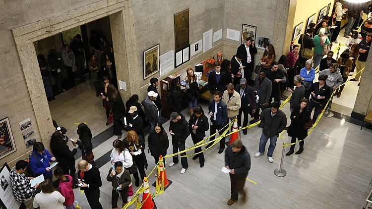 ממתינים להצביע בקלפי בניו יורק