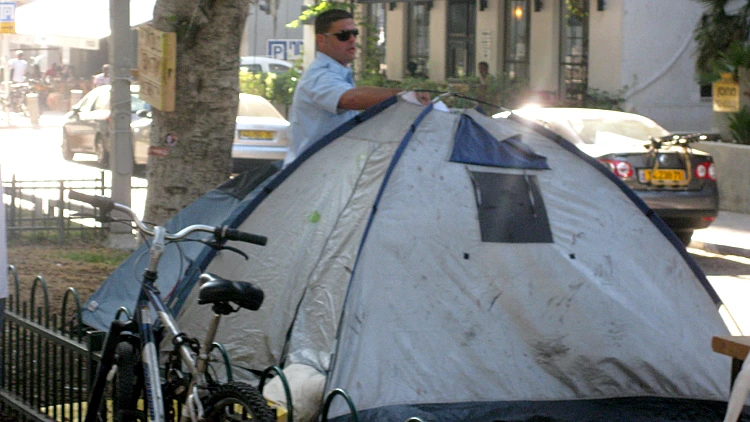 פקחי עירייה מגישים צוי פינוי לדיירי האוהלים ברוטשילד