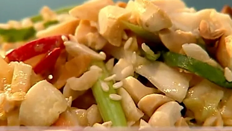 סלט כרוב ברוטב חמאת בוטנים מתוך התוכנית של אהרוני 6.2.2011