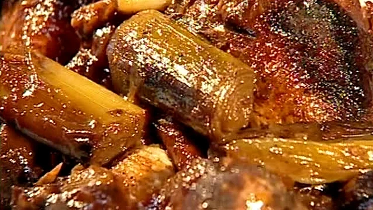 תבשיל עוף עם כרישה ושזיפים יבשים מתוך התוכנית של אהרוני 23.1.2011