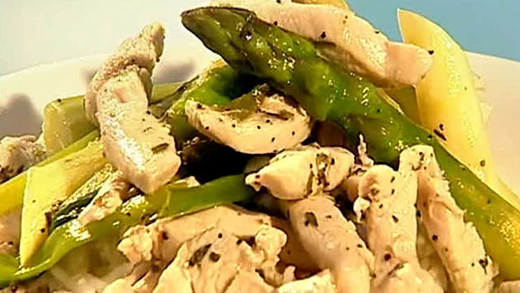 חזה עוף מוקפץ עם אספרגוס מתוך התוכנית של אהרוני 19.12.10