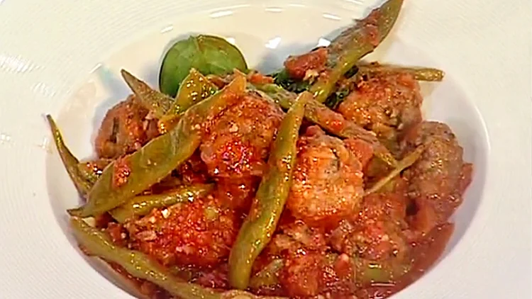 אהרוני מכין כדורי בשר מבושלים ברוטב עגבניות ושעועית ירוקה