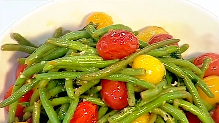 אהרוני מכין שעועית ירוקה עם עגבניות שרי