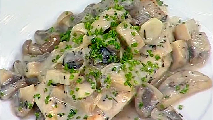 אהרוני מכין חזה עוף עם פטריות