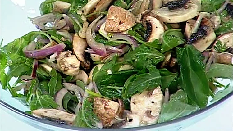 אהרוני מכין סלט פטריות