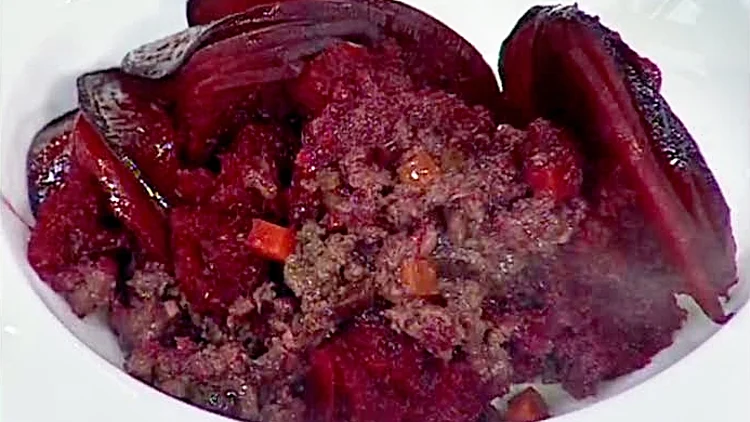 אהרוני מכין מאפה בשר וסלק