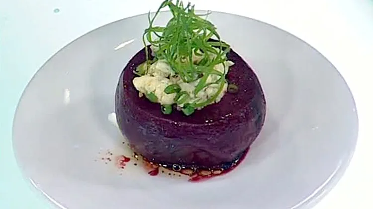 אהרוני מכין סלק במילוי גבינה ואגוזים