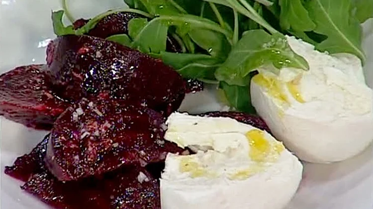 אהרוני מכין סלט סלק עם מוצרלה