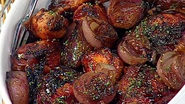 אהרוני מכין עוף ובצל אדום מושחמים בחומץ בלסמי