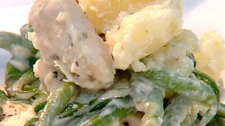 אהרוני מכין סלט תפוחי אדמה ועוף