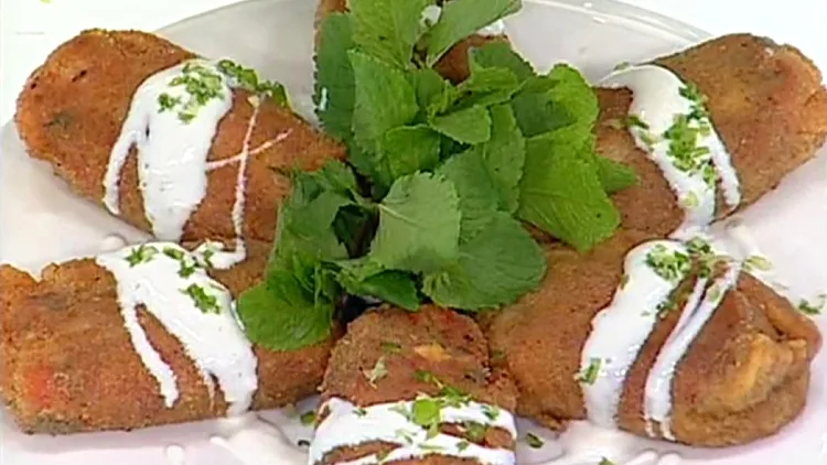 אהרוני מכין פלפלים ממולאים ומטוגנים בפירורי לחם