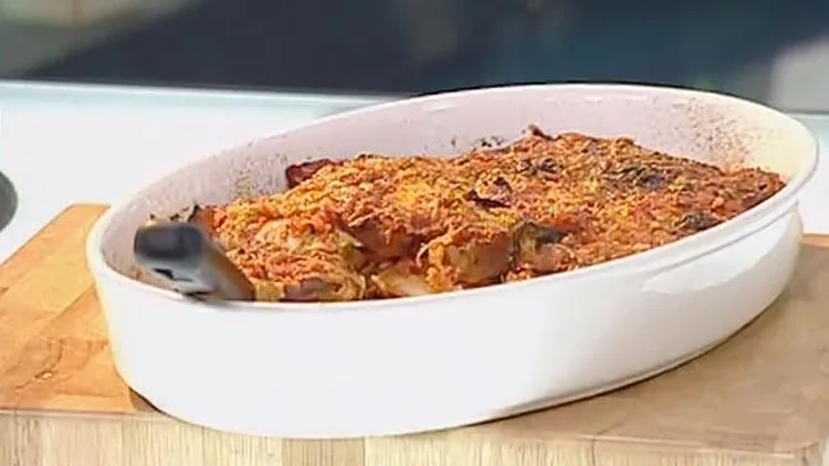 אהרוני מכין מאפה חצילים עם רוטב עגבניות