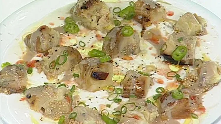 אהרוני מכין חצילים קלויים עם טחינה