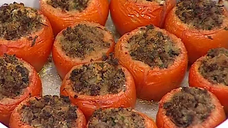 אהרוני מכין עגבניות במילוי בשר טחון