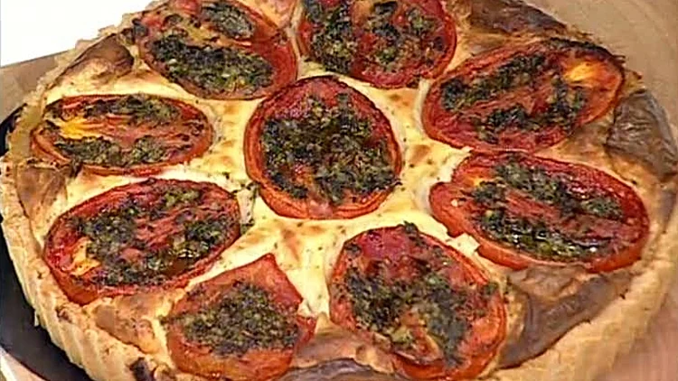 אהרוני מכין טארט עגבניות