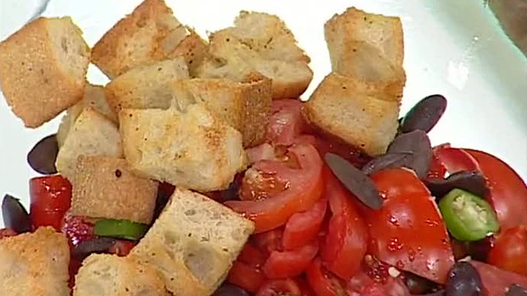 אהרוני מכין סלט עגבניות