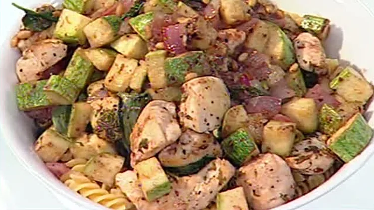 קוביות חזה עוף עם קישואים מתוך התוכנית של אהרוני 8.2.2011