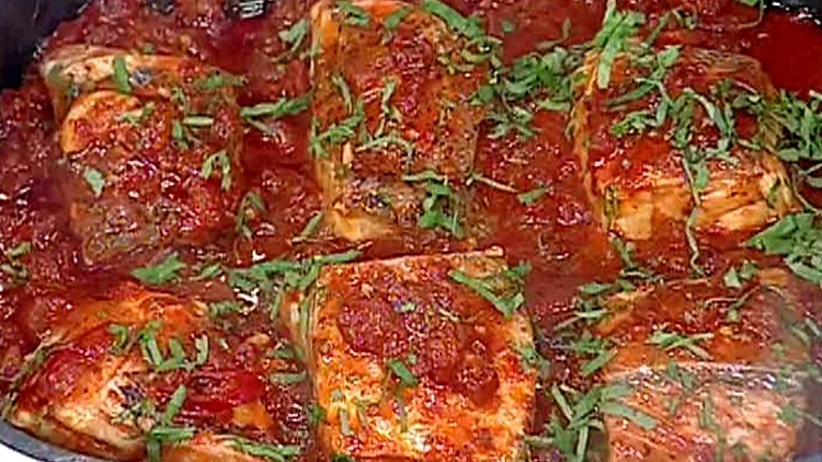 אהרוני מכין חריימה - דג לוקוס ברוטב עגבניות חריף