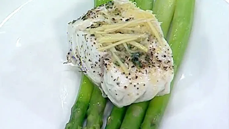 אהרוני מכין פילה לוקוס מאודה עם אספרגוס