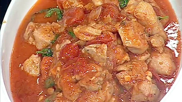 אהרוני מכין פרגיות ברוטב עגבניות שרי ובזיליקום