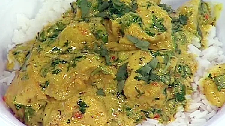 אהרוני מכין תבשיל פרגיות בקארי עם אורז לבן