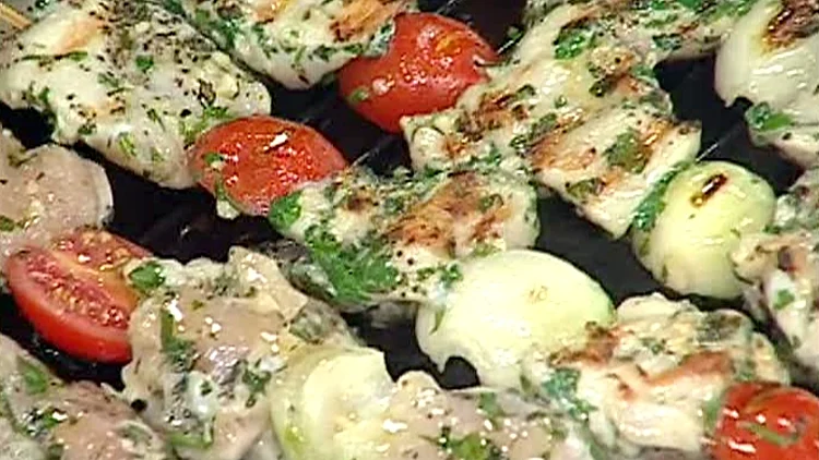 אהרוני מכין שיפודי פרגיות עם בצל ועגבניות שרי