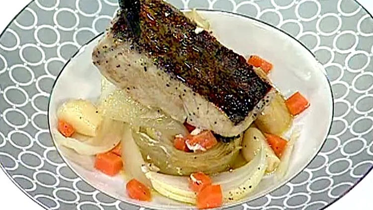 אהרוני מכין פילה אינטיאס עם ארטישוק וקוביות גזר