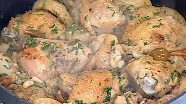 אהרוני מכין כרעיים של עוף מבושלות עם זיתים ירוקים וארטישוק