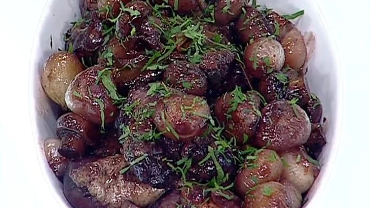 אהרוני מכין כרעיים של עוף מבושלות ביין אדום