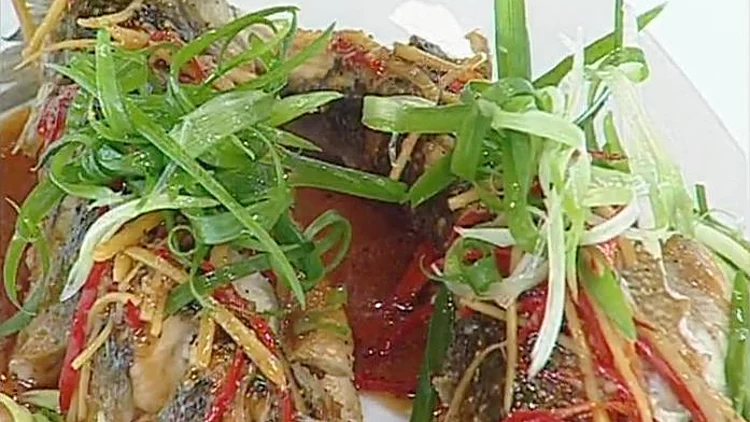 אהרוני מכין לברק מטוגן ברוטב אסייתי