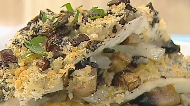 אהרוני מכין לברק אפוי עם פטריות ופירורי לחם