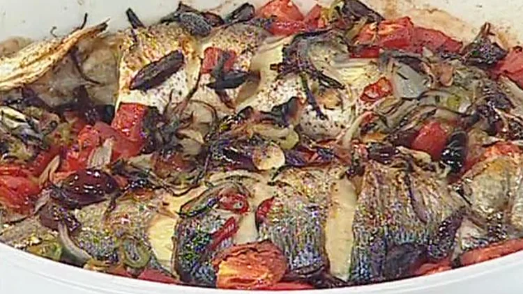 אהרוני מכין לברק אפוי בעגבניות, פלפלים, בצל וזיתים