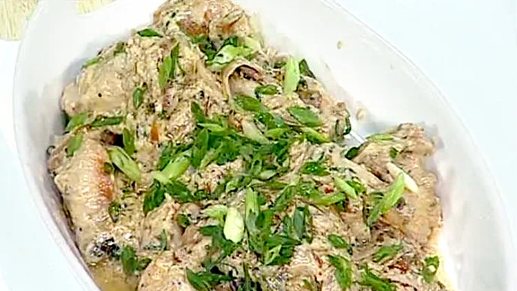 אהרוני מכין כנפיים ברוטב טחינה