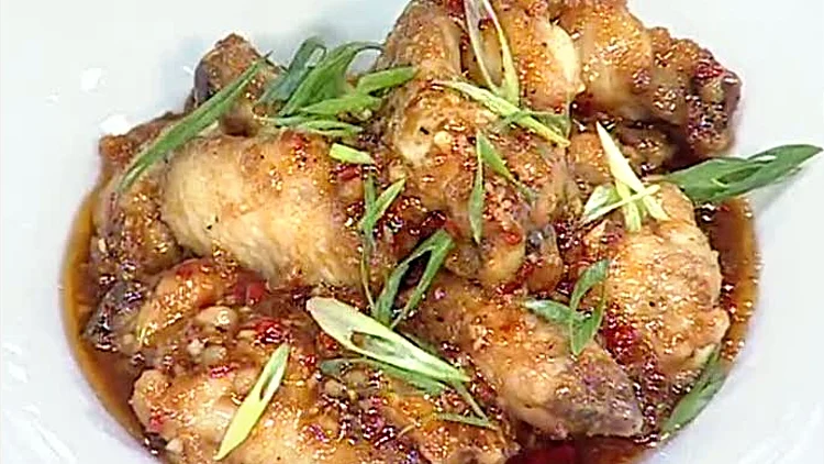 אהרוני מכין כנפיים ברוטב צ'ילי