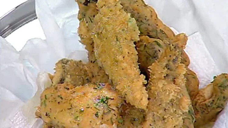 אהרוני מכין נתחי דניס מטוגנים בציפוי פריך