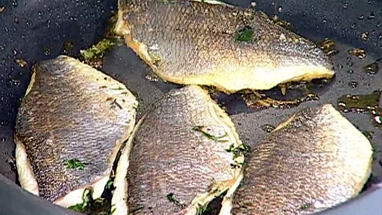 אהרוני מכין פילה דניס צרוב עם תבלינים