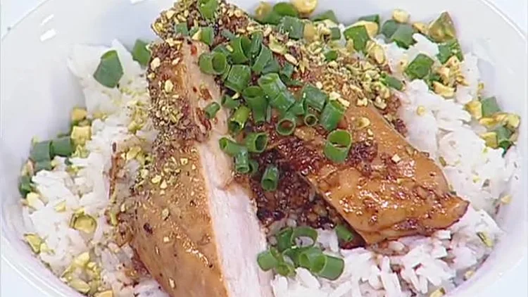 אהרוני מכין חזה עוף ברוטב צ'ילי ובלסמי עם אורז לבן ובצל ירוק