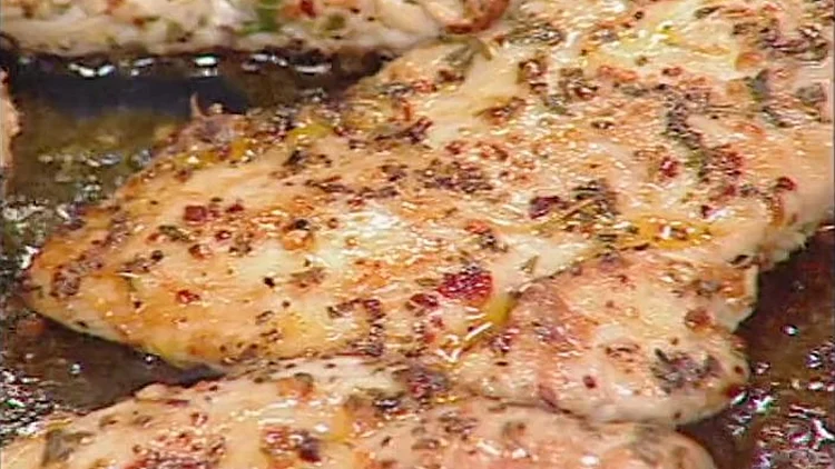 אהרוני מכין חזה עוף בלימום ושום