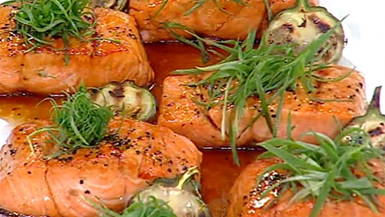 אהרוני מכין סלמון בזיגוג אסייתי