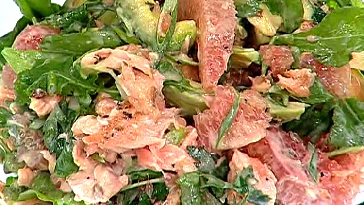 אהרוני מכין סלט סלמון ואבוקדו