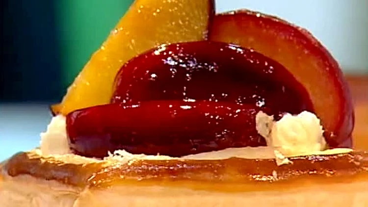 מאפה בצק עלים עם קרם מסקרפונה ונקטרינות מתוך התוכנית של אהרוני 19.1.2011