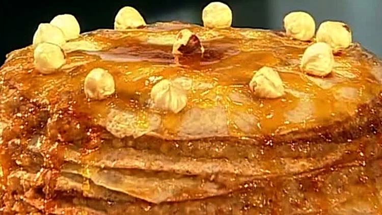 עוגת קרפים במילוי אגוזים מתוך התוכנית של אהרוני 12.1.2011